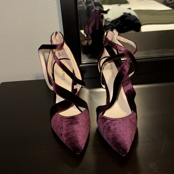 Plum Purple Cross Strap Zipper Velvet Nine West Pumps ~4 Inch Heel Size 8.5 - Picture 3 of 10